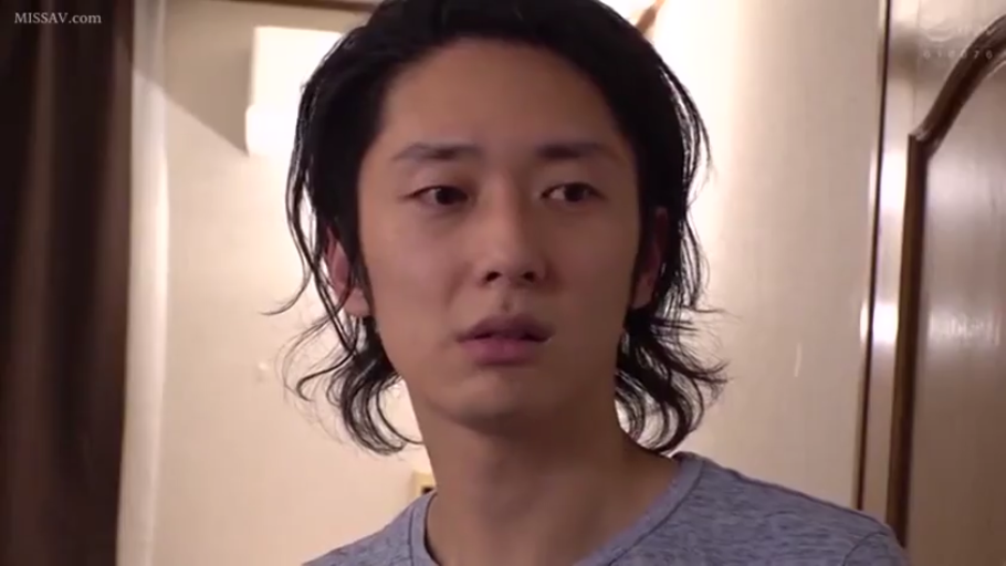 室内 · 脸部特写 · 站立 · 困惑 · 注视 · 灰色T恤 · 亚洲男性