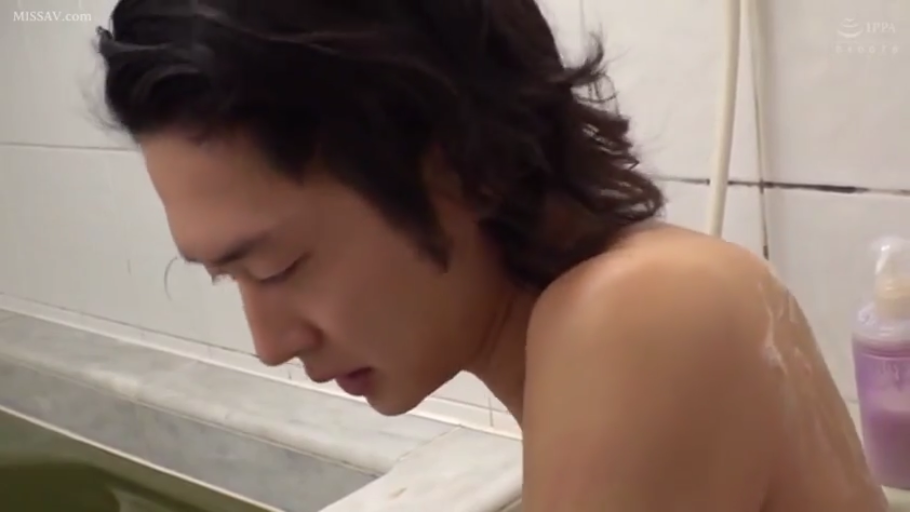 坐姿 · 全裸 · 浴室 · 闭眼 · 洗澡 · 侧脸特写