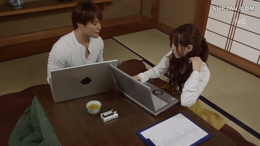 坐姿 · 专注 · 和室 · 中景 · 劇情 · 笔记本电脑 · 休闲服 · 工作