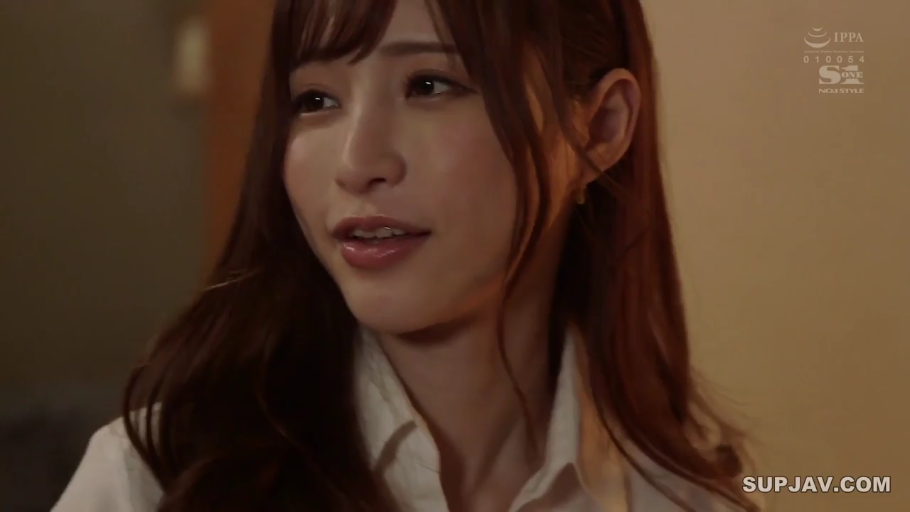 室内 · 白衬衫 · 微笑 · 顔のクローズアップ · 注視 · 长发 · 正面