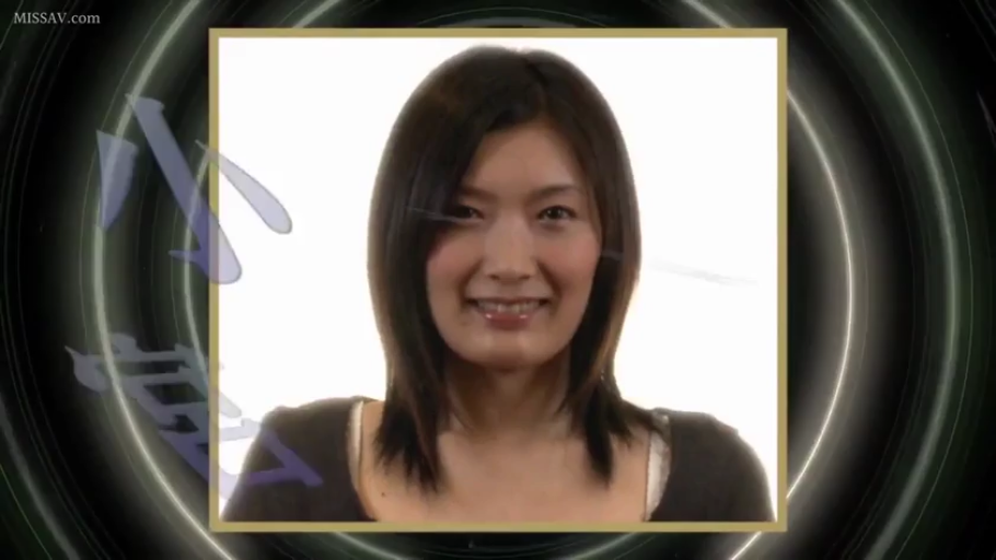 室内 · 脸部特写 · 微笑 · 休闲装 · 注视镜头 · 正面 · 成年女性