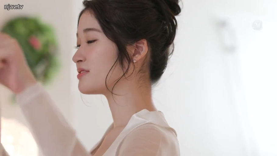 室内 · 侧脸特写 · 恬静表情 · 侧立位 · 白色半透明睡衣 · 展现侧颜 · 日系盘发