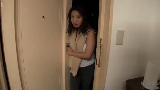 站立 · 中景 · 居家 · 毛巾 · 惊讶 · 张望 · 房门口