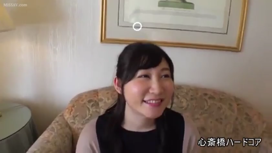 室内 · 坐姿 · 面部 · 微笑 · 交流 · 休闲服 · 熟女 · 挂画