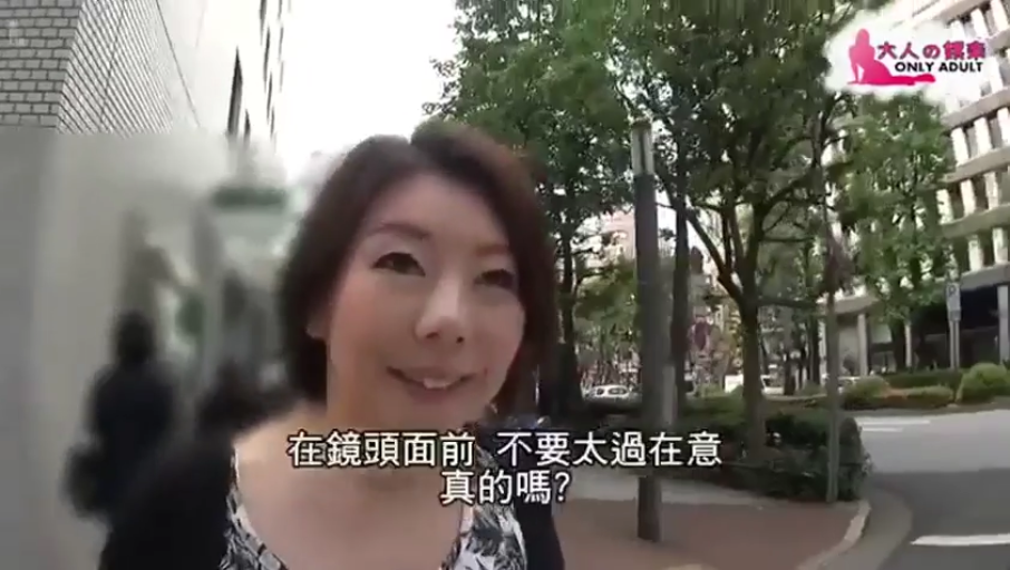 顔部のクローズアップ · 微笑 · 谈话 · 屋外 · 熟女 · 正面 · 碎花上衣