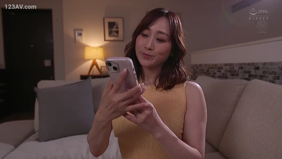 坐姿 · 微笑 · 客廳 · 半身 · 看手機 · 手机 · 黃色無袖上衣 · 轻熟女