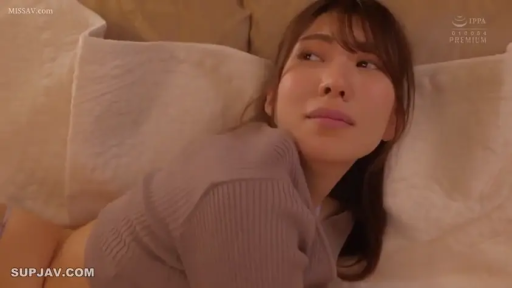 卧室 · 面部特写 · 针织衫 · 侧卧回头