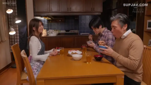 Sitting Posture · 全景 · 自然 · 餐厅 · 进食 · 餐具 · Multi-person scene · 围裙日常服