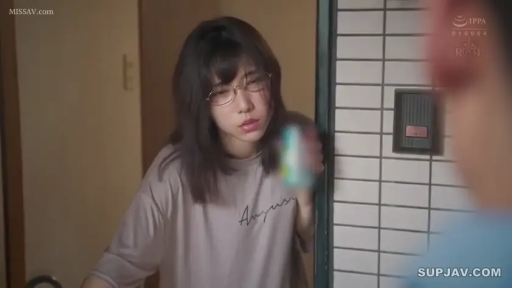 メガネ · 站立 · 中景 · 平静 · 居家 · 玄关 · 张望 · 宽松T恤