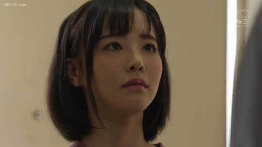 室内 · 站立 · 面部特写 · 对视 · 短发 · 楚楚可怜 · 粉色居家服