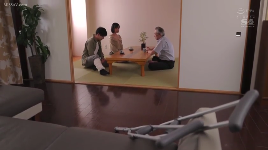 交谈 · 严肃 · 和室 · 全景 · 休闲服 · 三人 · 拐杖 · 围坐