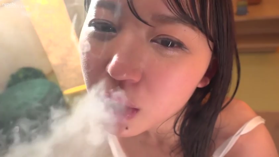 室内 · 面部 · 迷离 · 仰头 · 白色吊带 · 近景特写 · 烟雾 · 吐烟