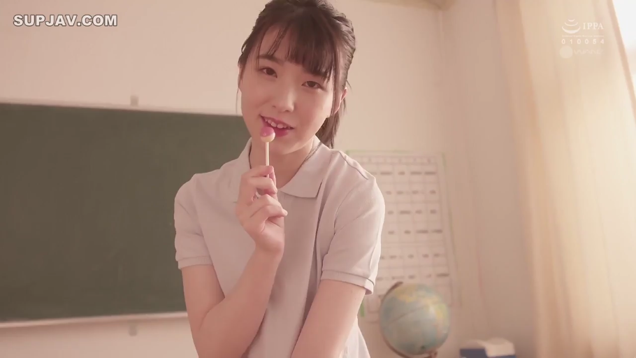 Classroom · 中景特写 · 棒棒糖 · 诱惑微笑 · 正面站姿 · 持棒棒糖 · 白色短袖Polo衫 · 学生制服系列