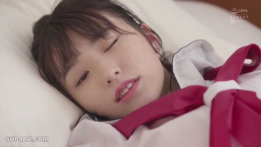 卧室 · 枕头 · 仰卧 · 面部特写 · 水手服 · 长发 · 失神 · 假寐