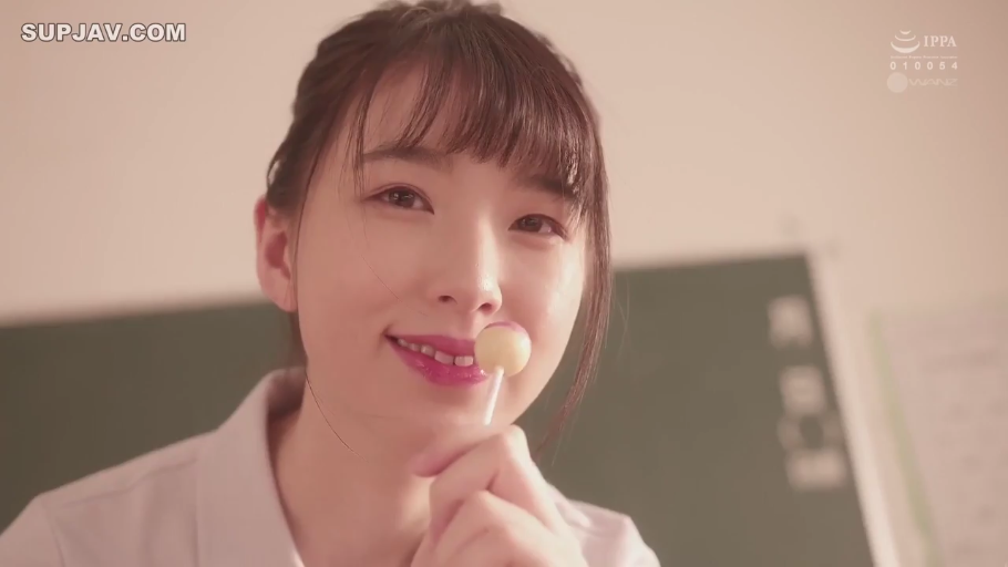 室内 · 灰色运动内衣 · 臀部特写 · 成人内容 · 室内盆栽 · 骑乘姿势 · 抓揉臀部 · 无（背向镜头）