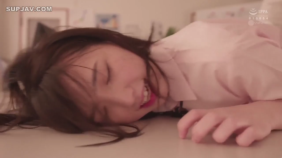 Indoor · 俯卧 · 面部特写 · moan · Japanese AV · 浅粉色衬衫 · 闭眼咬牙