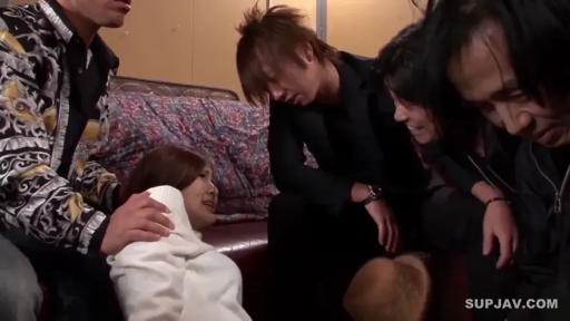 室内 · 中景 · 白色高领毛衣