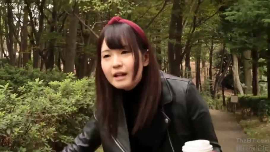 交谈 · 面部 · 站姿 · 黑色皮衣 · 认真 · 公园 · 咖啡杯