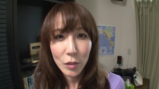 室内 · 顔のクローズアップ · 注视镜头 · 长发 · 书架 · 紫色上衣 · 自然表情 · 正面直视