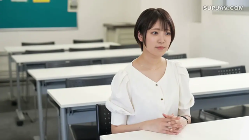 座り姿勢 · 教室 · 半身 · 端庄 · 课桌 · 谈话 · 正常 · 白色泡泡袖上衣