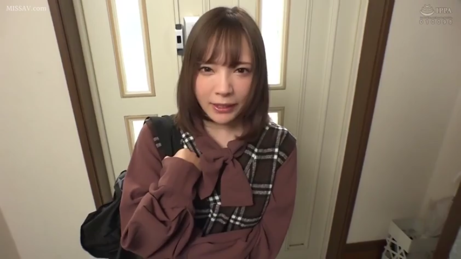 站立 · 自然 · 面部特写 · 对视 · 门口 · 日本AV · 单肩包 · 格纹背心