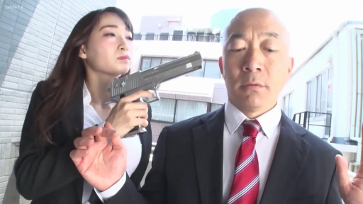 紧张 · 领带 · 近景特写 · 举手投降 · 手枪 · 户外走廊 · 武力威胁 · 特工主题