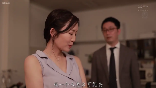 室内 · 站立 · 微笑 · 项链 · 灰色上衣 · 中文字幕 · 交流 · 人物特写