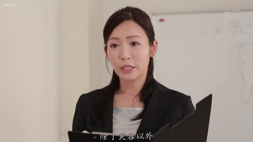 严肃 · 办公室 · 站立 · 职业装 · 文件夹 · 熟女 · 半身照 · 讲解