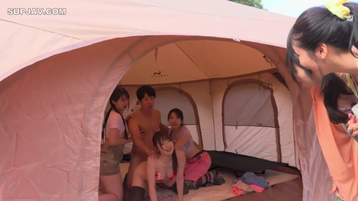 裸体 · 跪趴 · 多人 · 开心 · 亲密行为 · 帐篷 · 帐篷内