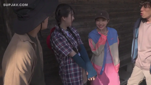 格子衬衫 · 交谈 · 站立 · 中景 · 自然 · 多人 · 户外 · 帽子