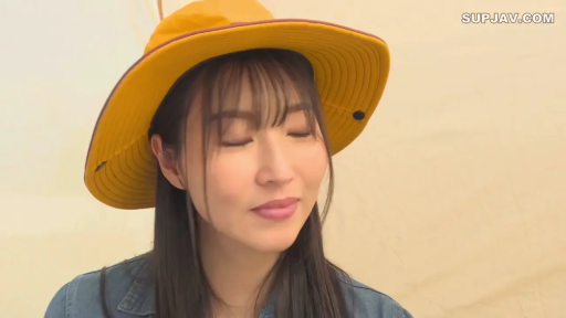 面部 · 低头 · 清纯 · 帐篷 · 侧头 · 恬静 · 帽子 · 黄色遮阳帽