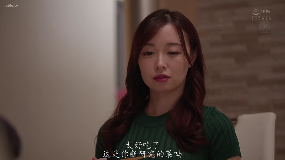 座り姿勢 · 憂鬱 · リビング · 顔のクローズアップ · 注視 · 緑のニットセーター