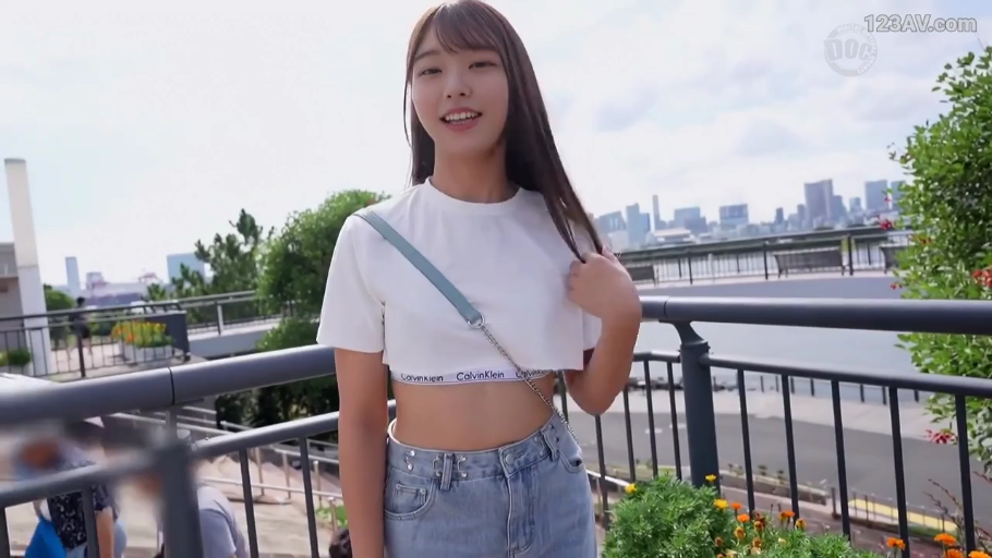 中景 · 站姿 · 微笑 · 户外 · 长发 · 撩发 · 单肩包 · 露脐装