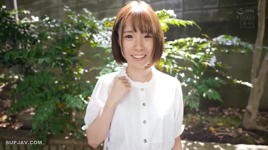 站立 · 摆拍 · 微笑 · 半身 · 碎花内衣 · 影棚 · 宣传文字