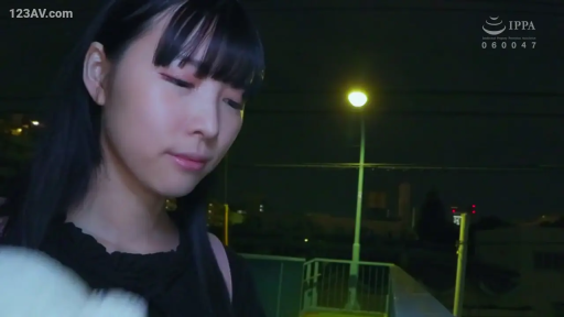 Life photo · Standing posture · 黑色上衣 · 侧脸特写 · 浅笑 · 夜间户外 · 抱着玩偶 · 白熊公仔