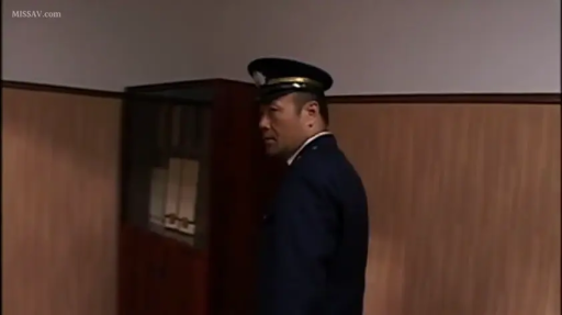 坐姿 · 角色扮演 · 笔 · 办公室内 · 上半身特写 · 警帽 · 谈话审问 · 严肃沉稳