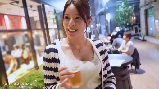 站立 · 微笑 · 半身 · 夜景 · 户外街道 · 啤酒杯 · 条纹开衫 · 持酒杯