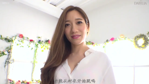 室内 · 站立 · 中景 · 微笑 · 白色衬衫 · 凝视 · 字幕说明