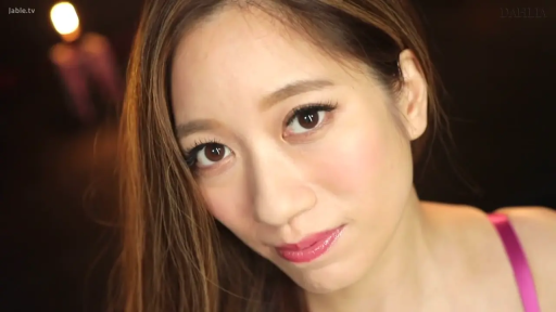 室内 · 脸部 · 微笑 · 拍摄 · 粉色吊带 · 侧头 · 散发