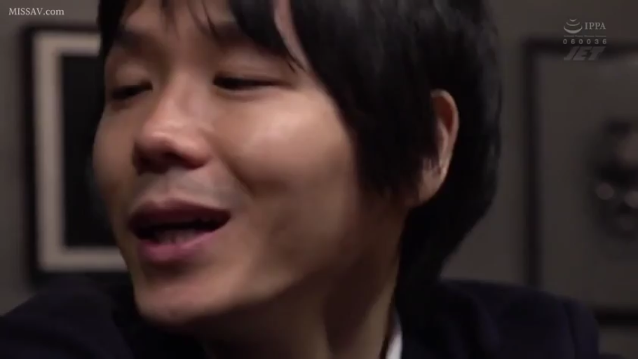 室内 · 侧面 · 面部 · 平静 · 西装 · 男性 · 说话