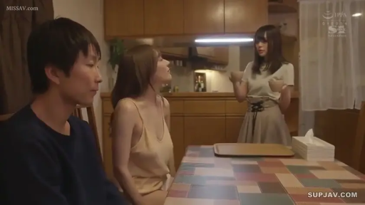 坐姿 · 交谈 · 严肃 · 中景 · 餐厅 · 吊带睡裙