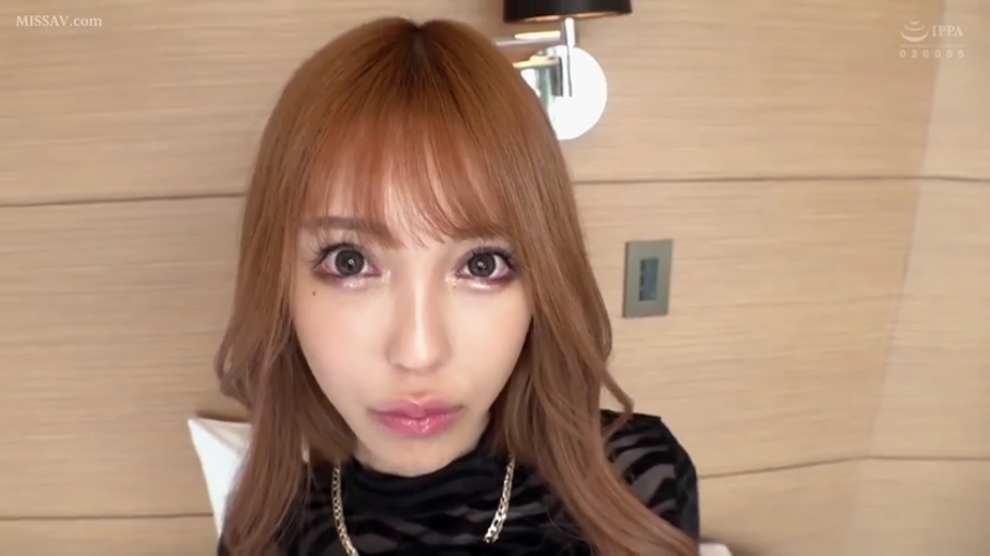 室内 · 面部特写 · 凝视 · 正对镜头 · 嘟嘴 · 斑纹上衣