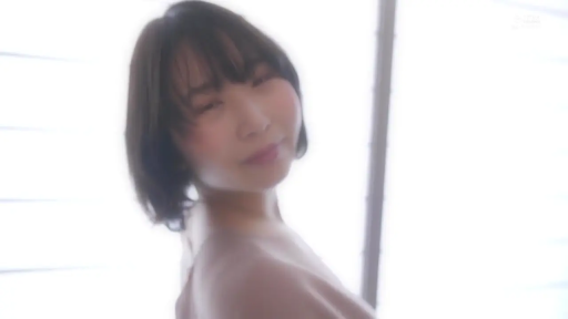 室内 · 回眸 · 摆拍 · 微笑 · 中近景 · 裸露 · 柔光效果