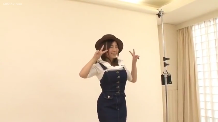 全身 · 微笑 · 影棚 · 模特摆拍 · 牛仔背带裙 · 站姿比耶