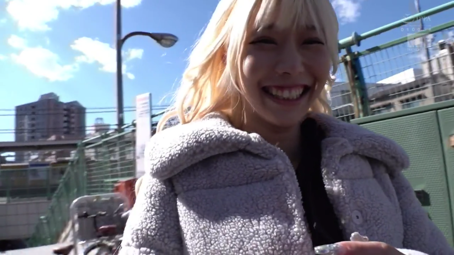 站立 · 室外 · 近景 · 开心 · 撩发 · 阳光 · 自行车 · 羊羔绒外套