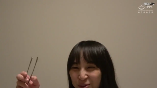 Indoor · Sitting Posture · Close-up of the face · Display · Loungewear · 大笑 · 镊子