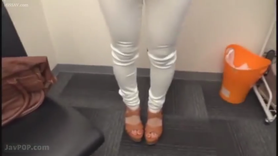 室内 · 站立 · 第一人称视角 · 腿部特写 · 白色紧身裤 · 垃圾桶