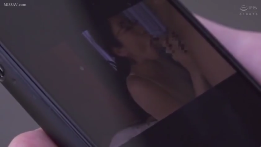 俯身 · 卧室 · 口交 · 中景 · 张口 · 手机 · 吊带衫 · 屏幕中屏幕