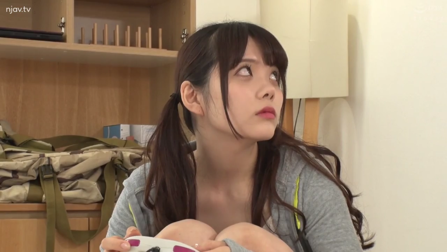 坐姿 · 卧室 · 全景 · 居家服 · 惊讶 · 三人 · 玩游戏 · 游戏手柄