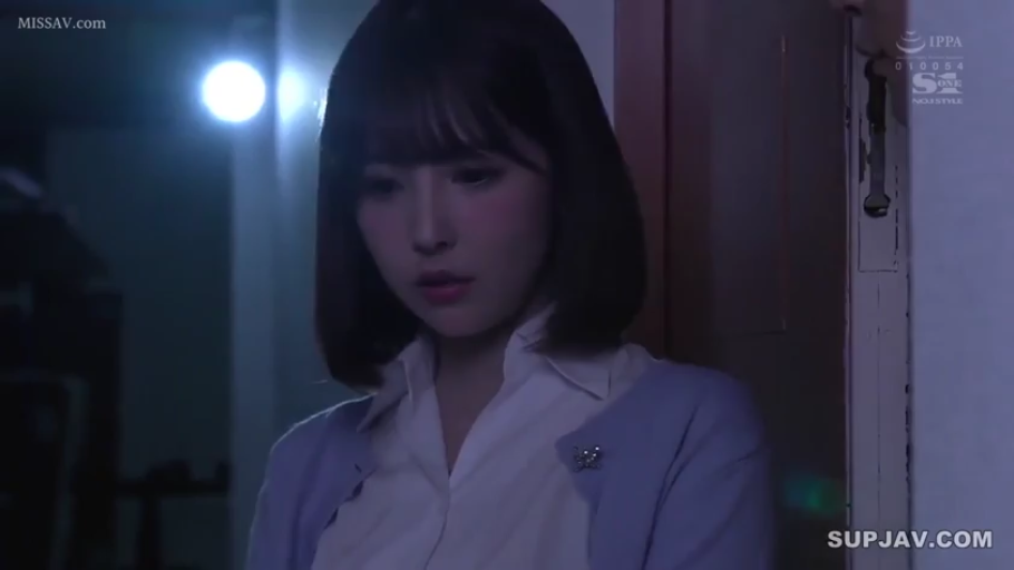 俯身 · 专注 · 卧室 · 面部特写 · 注视 · 内衣 · 长发 · 柜子